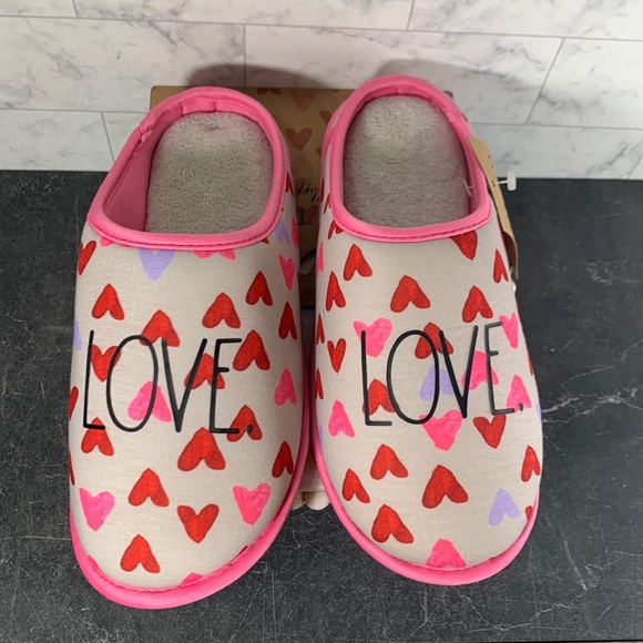 COPY - NWT Rae Dunn LOVE slippers with hearts pattern on it size small 5-6 - Picture 1 of 5